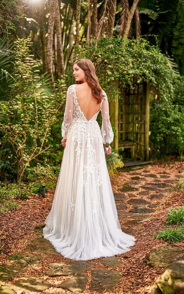 Hermosos vestidos de novia de tul con mangas largas y escote en V para la playa.